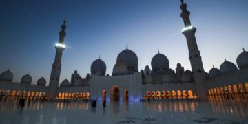 Abu Dhabi’s Sheikh Zayed Grand Mosque now open for 24 hours as night tours are launched