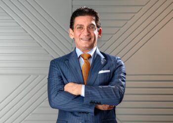 عالم الأعمال سعيد بقرار القائمة الرمادية