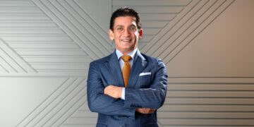 عالم الأعمال سعيد بقرار القائمة الرمادية