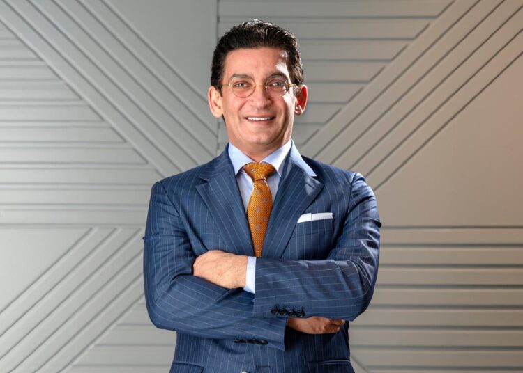 عالم الأعمال سعيد بقرار القائمة الرمادية