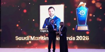الكابتن مصطفى نجم يتسلم جائزة الشباب البحرية في ليلة الجوائز البحرية السعودية ٢٠٢٦